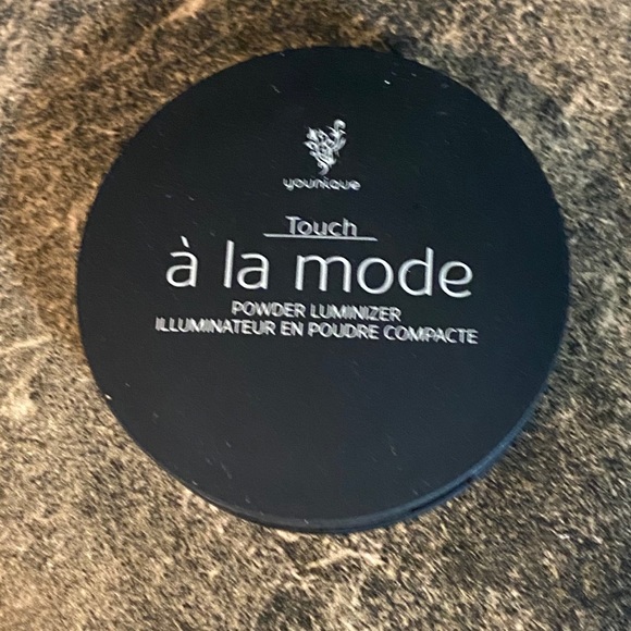 Younique TOUCH À LA MODE powder highlighter